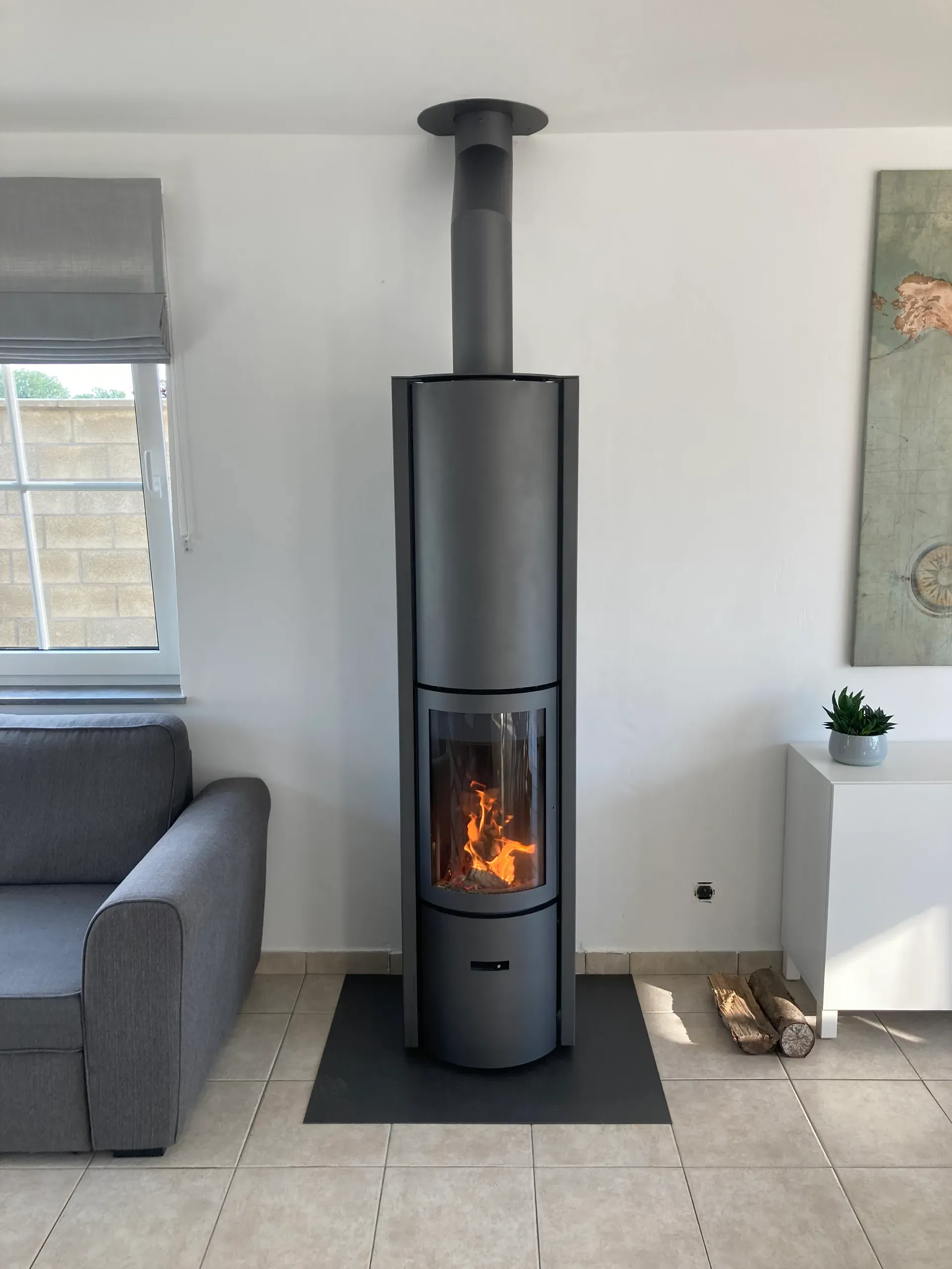 Poêle à bois cylindrique moderne en fonctionnement